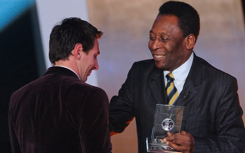 Messi e Pelé se abraçam na entrega da Bola de Ouro de 2012, vencida pelo argentino (Reprodução/Instagram)