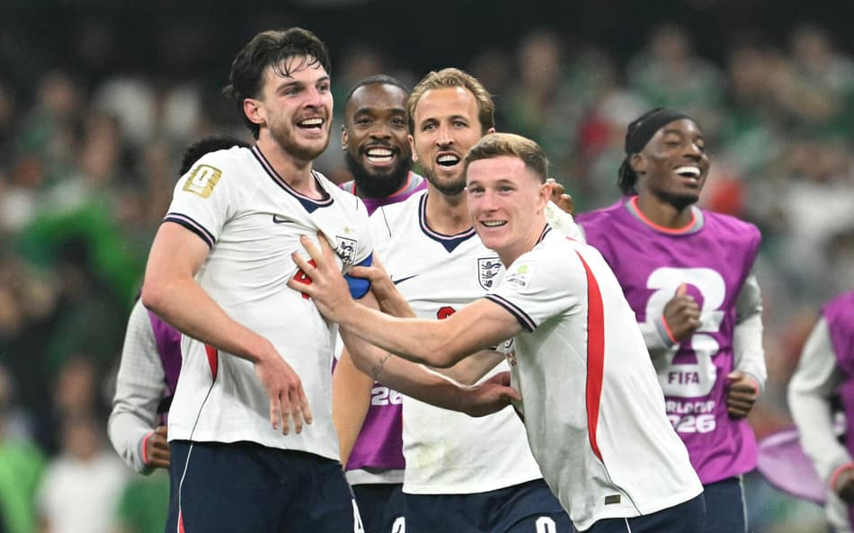 Jogadores da Inglaterra comemoram vitória sobre o México na Copa do Mundo