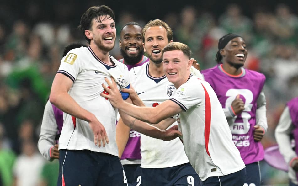 Jogadores da Inglaterra comemoram vitória sobre o México na Copa do Mundo