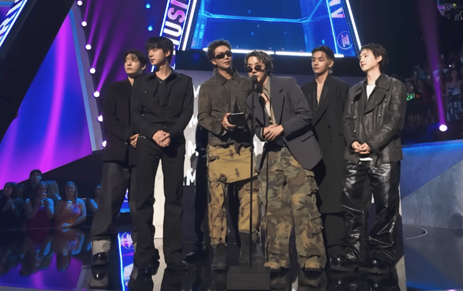 integrantes do BTS agradecem prêmio no American Music Awards 2026