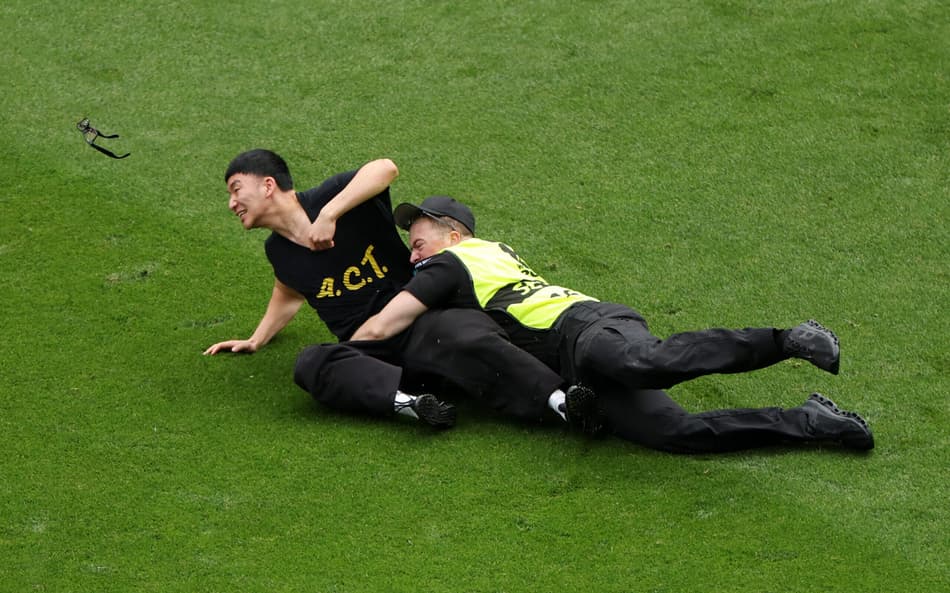 Invasão no jogo entre Bélgica e Senegal