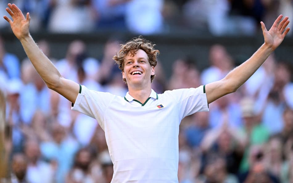 Sorridente, Jannik Sinner abre os braços e comemora o título de Wimbledon
