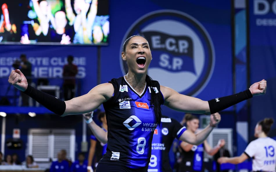 Comemoração de Jaqueline durante a vitória do Pinheiros na semifinal da Superliga B