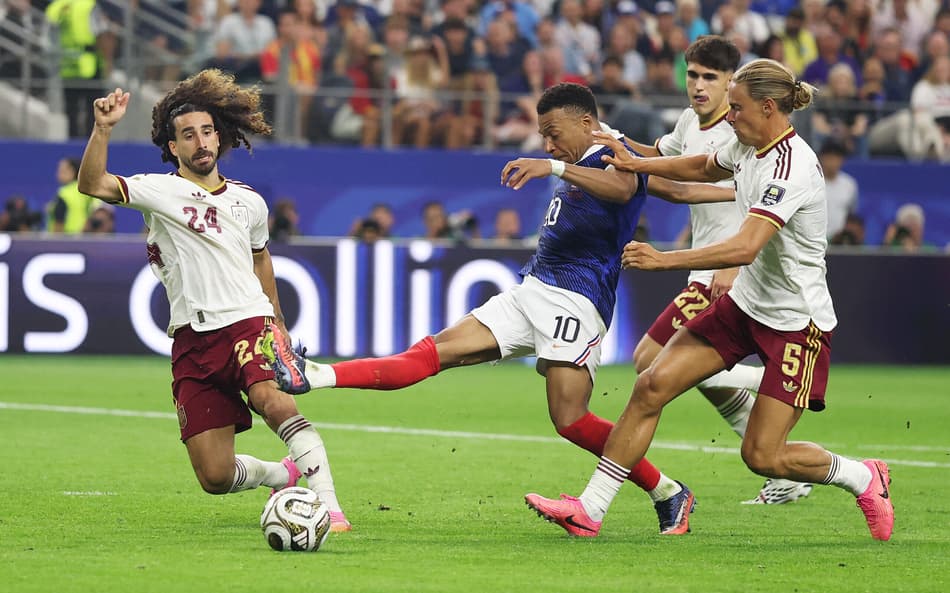 Kylian Mbappé, da França, finaliza e desperdiça uma chance contra Marc Cucurella (nº 24), da Espanha, durante a semifinal da Copa do Mundo da FIFA 2026 entre França e Espanha.