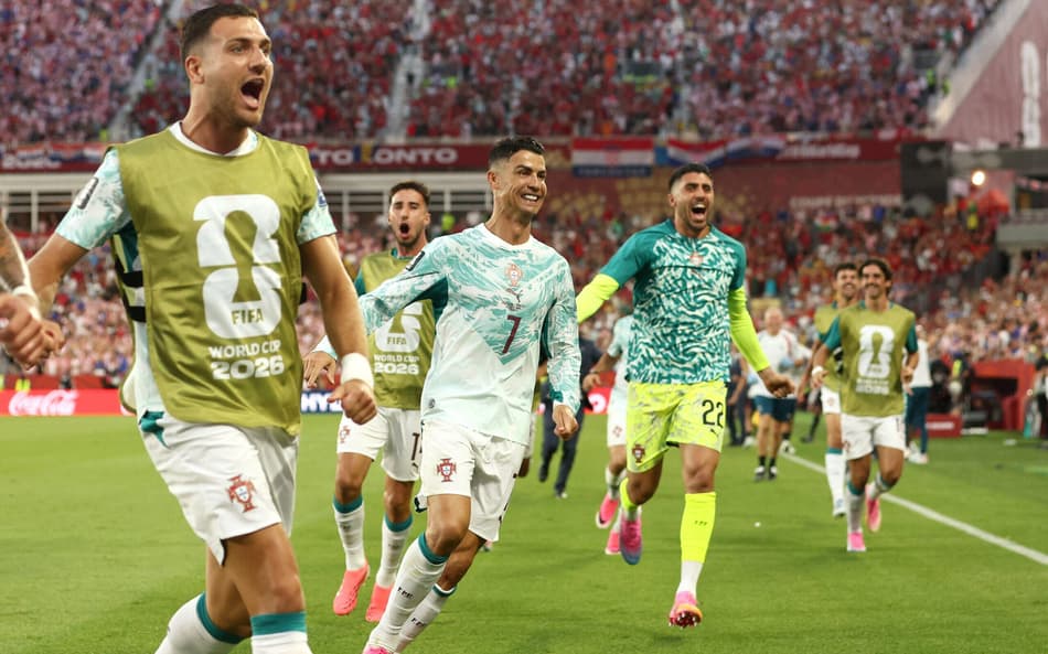 Jogadores de Portugal comemorando