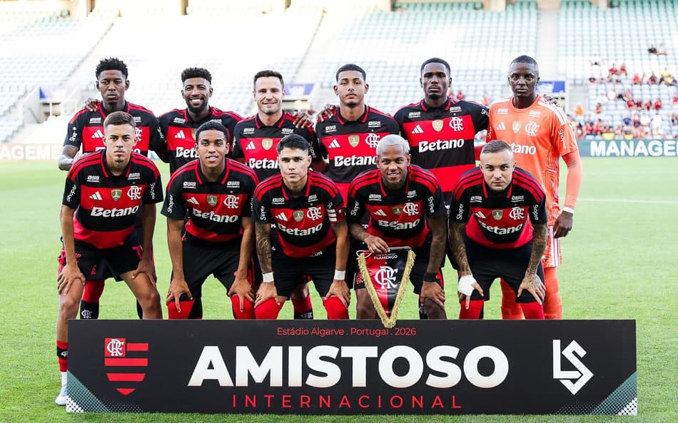 Jogadores do Flamengo perfilados antes do amistoso em Portugal
