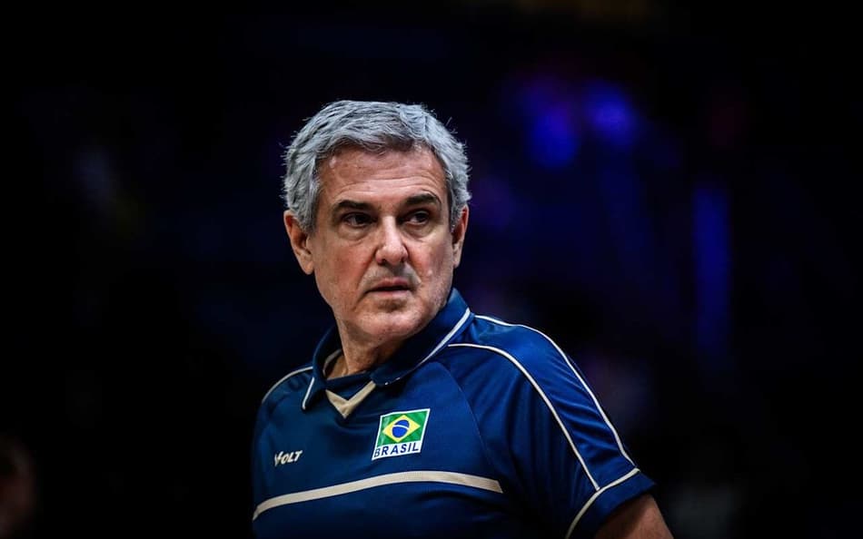José Roberto Guimarães à beira da quadra pela Seleção Brasileira Feminina de Vôlei na VNL 2025 (Foto: Volleyball World)
