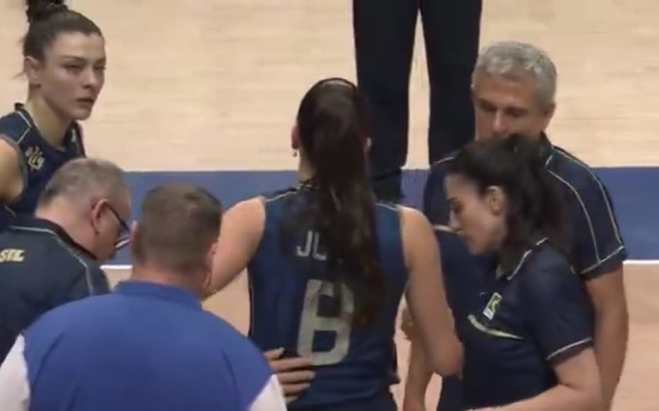 A central Julia Kudiess é cercada por José Roberto Guimarães e membros da comissão técnica da Seleção Brasileira Feminina de Vôlei após se lesionar