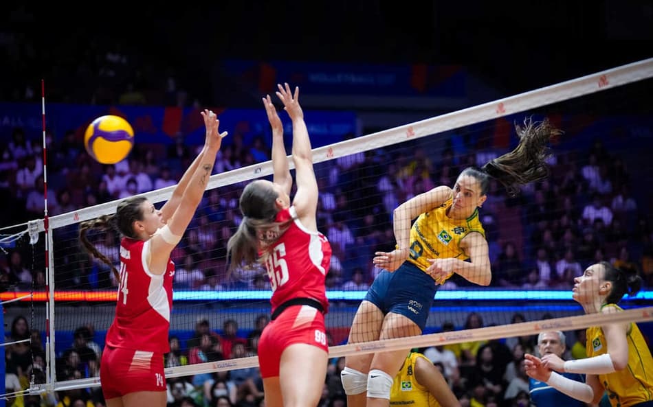 A central Julia Kudiess ataca durante o duelo contra a Polônia pela VNL