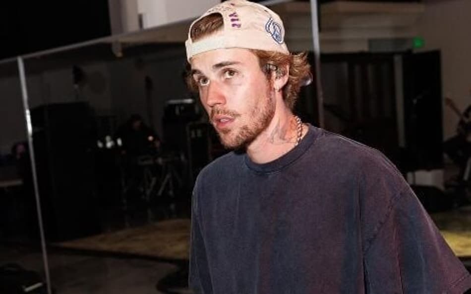 Justin bieber de boné branco e camisa preta