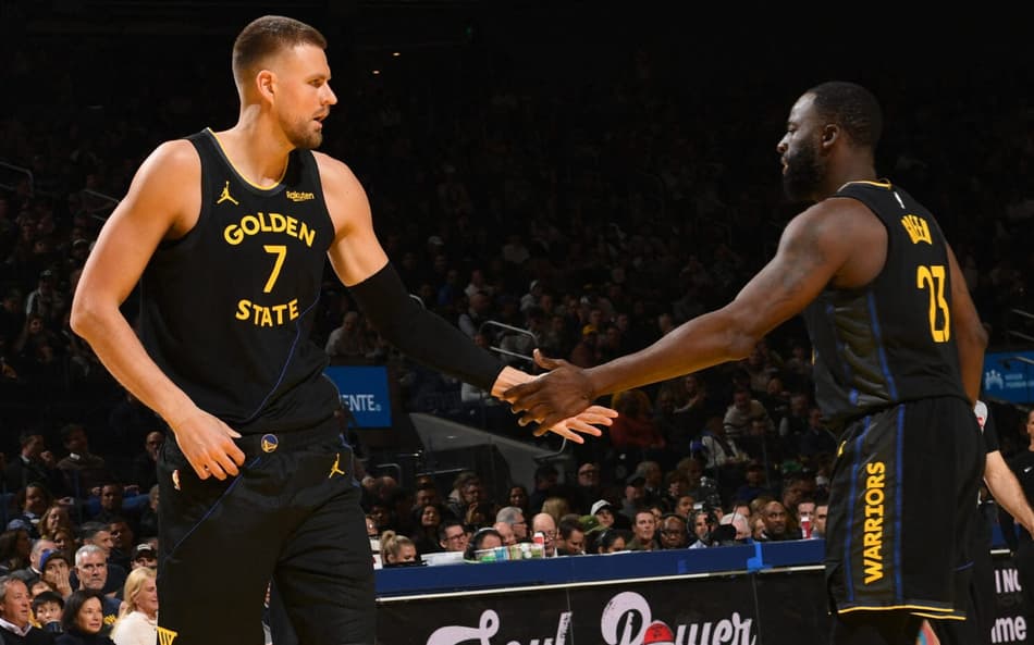 Kristaps Porzingis e Draymond Green, do Golden State Warrios, contra o Boston Celtics na NBA (Foto: Noah Graham/NBAE via Getty Images/AFP)