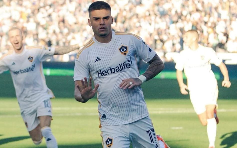 Gabriel Pec comemora gol marcado pelo Los Angeles Galaxy