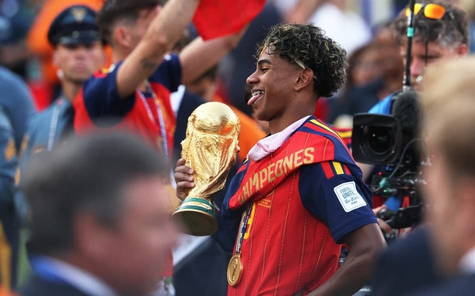 Lamine Yamal com o taça da Copa do Mundo 2026 (Foto: Odd ANDERSEN / AFP)