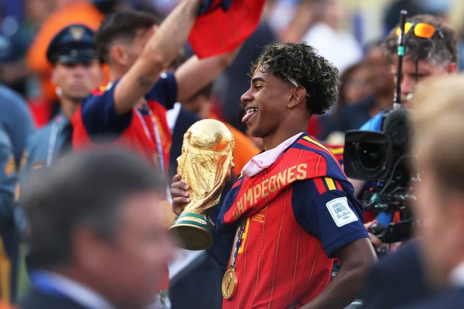 Lamine Yamal com o taça da Copa do Mundo 2026 (Foto: Odd ANDERSEN / AFP)