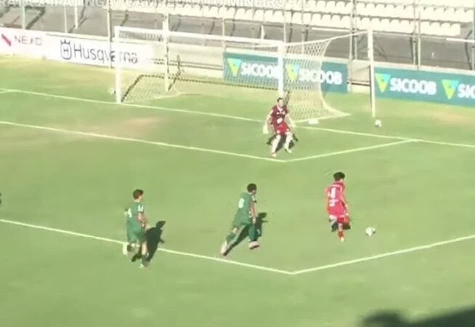lance do jogo entre Democrata x Ipatinga pelo módulo 2 do Campeonato Mineiro