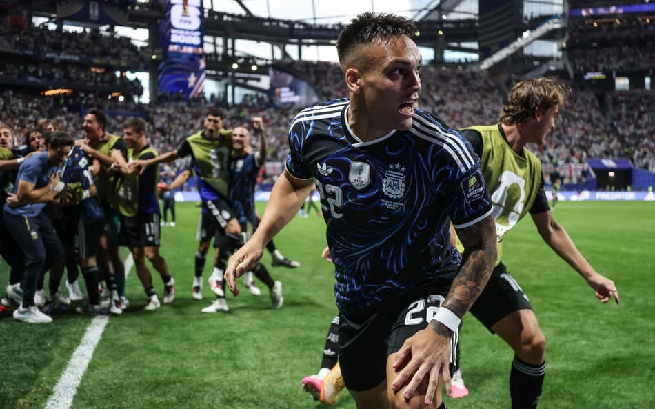Lautaro Martínez comemora gol na Copa