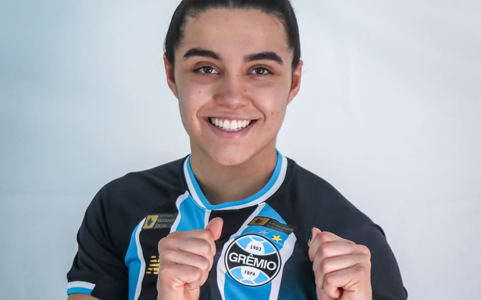 Leticia Nunes exibe escudo do Grêmio durante apresentação