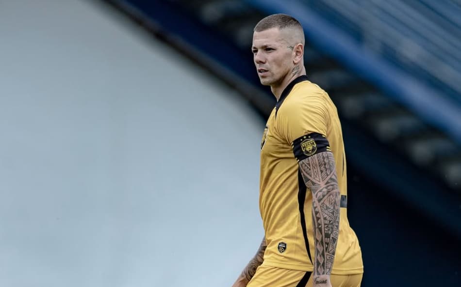 Léo Coelho em ação pelo Amazonas FC