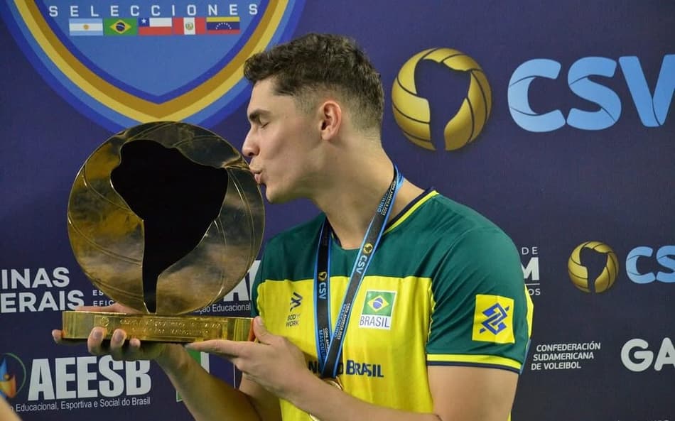 Leo Lukas beija o troféu da Copa América de vôlei 2023