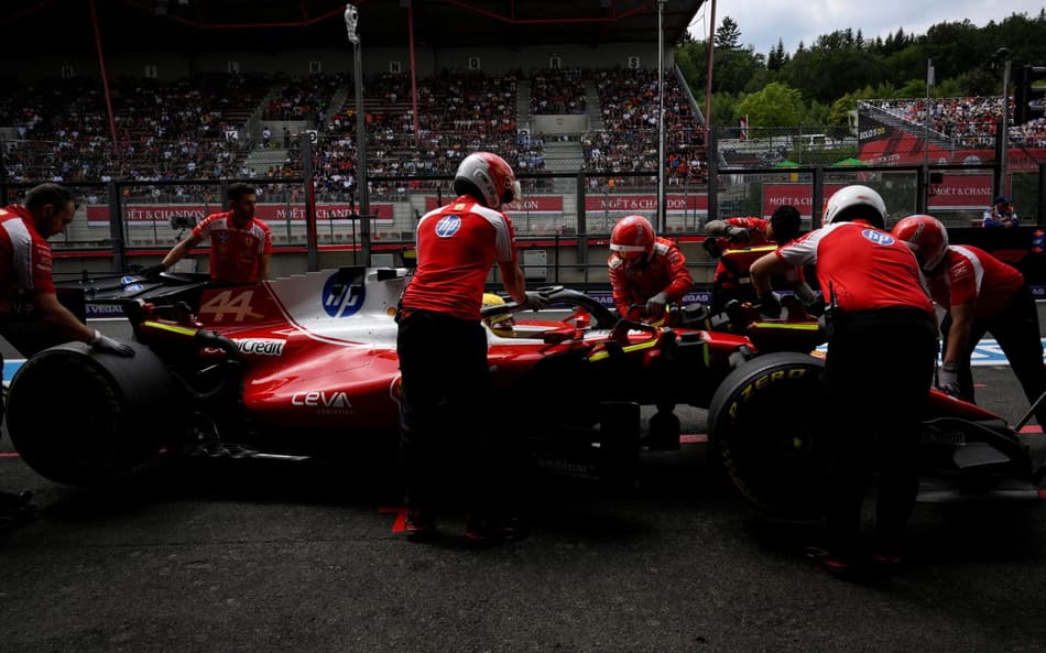 Lewis Hamilton na garagem da Ferrari no GP da Bélgica pela F1 2026