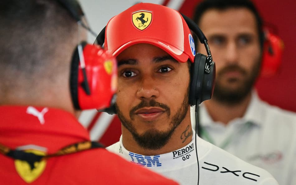Lewis Hamilton na garagem da Ferrari no GP da Bélgica pela F1 2026