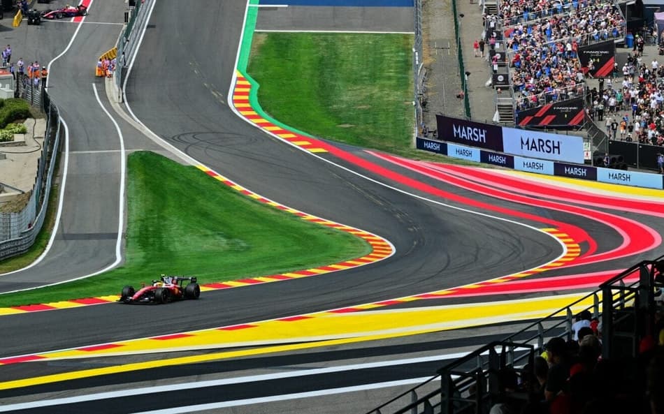 Lewis Hamilton, da Ferrari, em ação no GP da Bélgica pela F1 2026