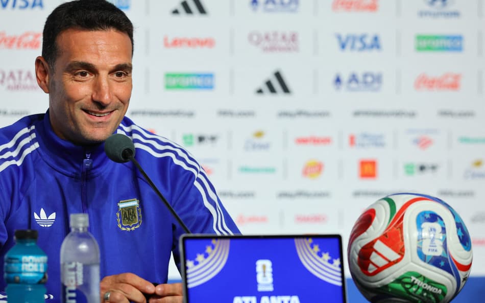 Lionel Scaloni faz gestos durante uma coletiva de imprensa na véspera da partida das oitavas de final da Copa do Mundo entre Argentina e Egito (Foto: Alejandro Pagni / AFP)