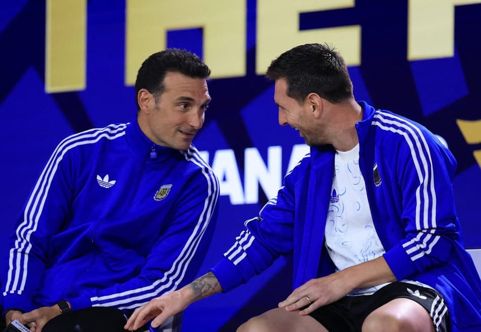Lionel Scaloni e Lionel Messi, da Argentina, em evento antes da final da Copa do Mundo de 2026 contra a Espanha