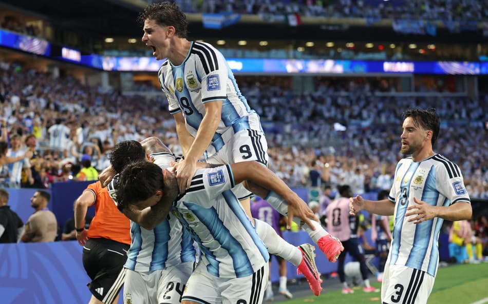 O zagueiro argentino número 6, Lisandro Martínez, comemora com seus companheiros o segundo gol de sua equipe durante a partida de futebol das oitavas de final da Copa do Mundo de 2026 entre Argentina e Cabo Verde