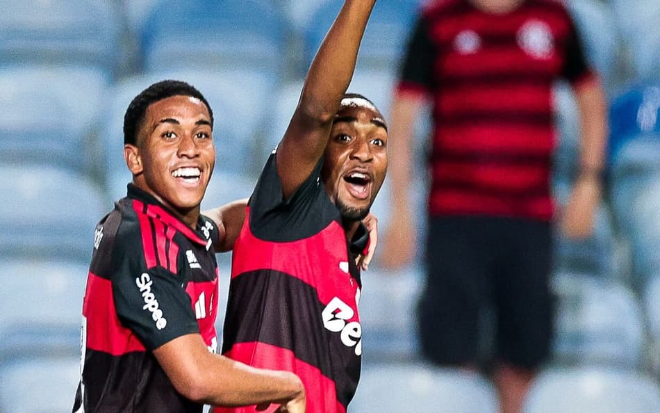 Lorran comemora seu gol no amistoso do Flamengo contra o Lausanne-Sport