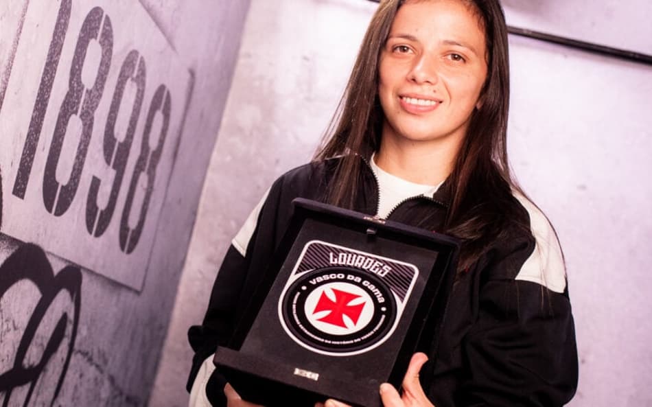 Lourdes recebe homenagem após alcançar a marca de maior artilheira do Vasco. (Vasco/Divulgação)
