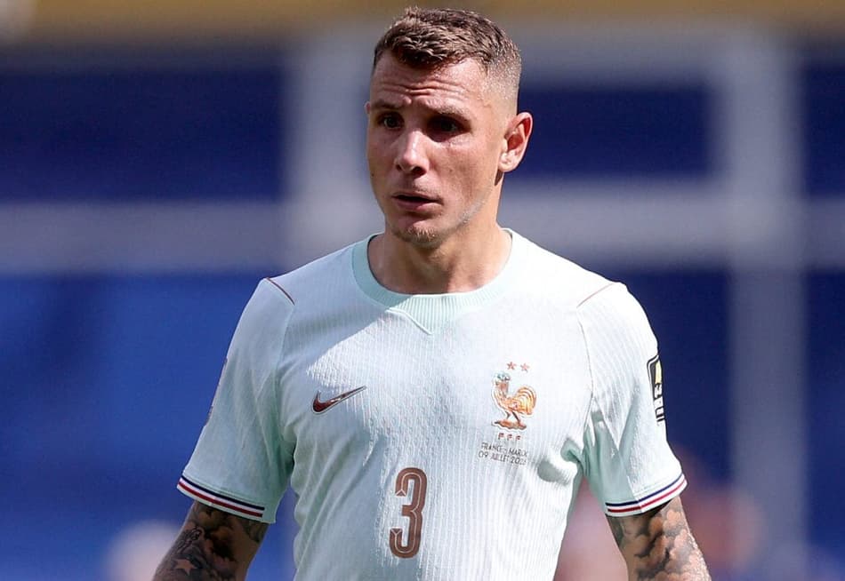 Lucas Digne, da França, conduz a bola durante a partida das quartas de final da Copa do Mundo da FIFA 2026 entre França e Marrocos.