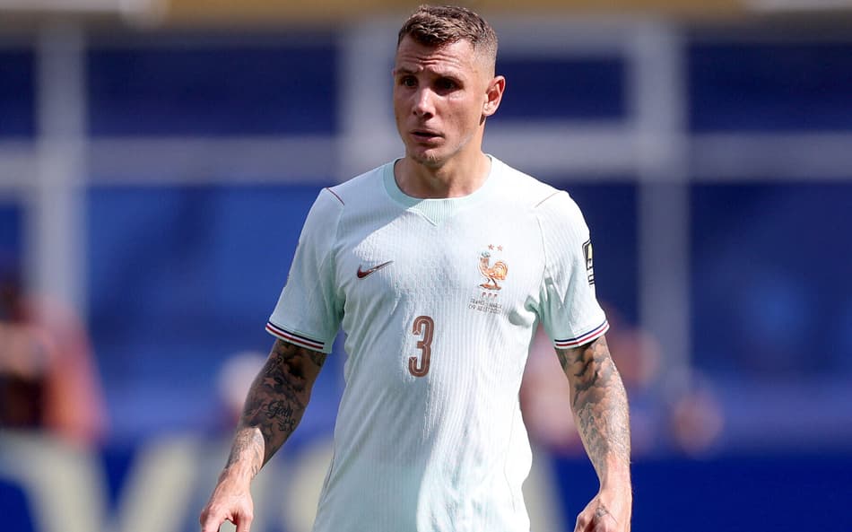 PSG encaminha contratação do lateral Lucas Digne, do Aston Villa