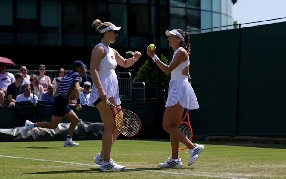 Luisa Stefani e Gabriela Dabrowski em ação em Wimbledon