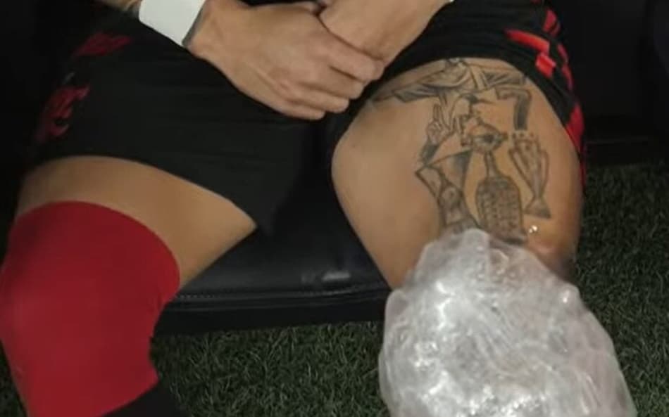 Luiz Araujo recebendo gelo no joelho
