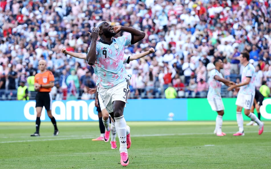 Romelu Lukaku, da Bélgica (camisa 9), comemora o quarto gol de sua equipe durante a partida das oitavas de final da Copa do Mundo da Fifa 2026 entre EUA e Bélgica.