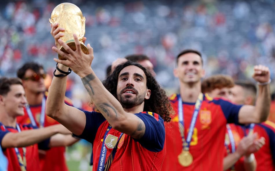Marc Cucurella, da Espanha, levanta o troféu da Copa do Mundo