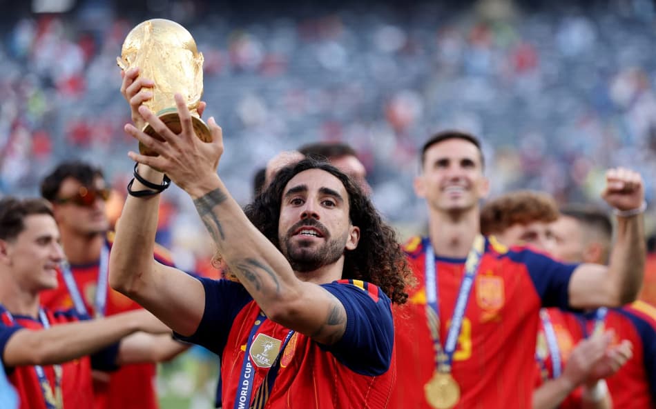 Marc Cucurella, da Espanha, levanta o troféu da Copa do Mundo