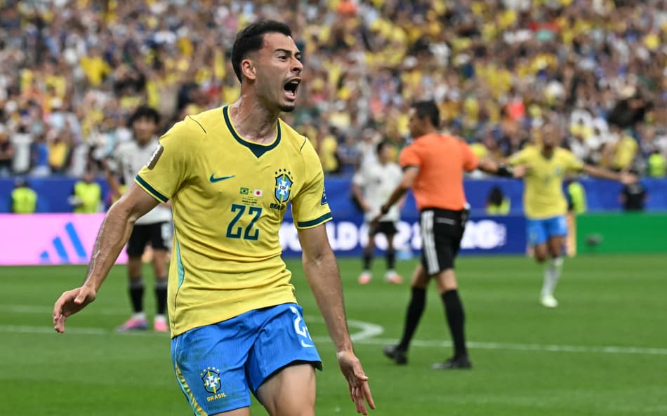 Contra o Japão, Martinelli de boca aberta em movimento com camisa amarela e short azul