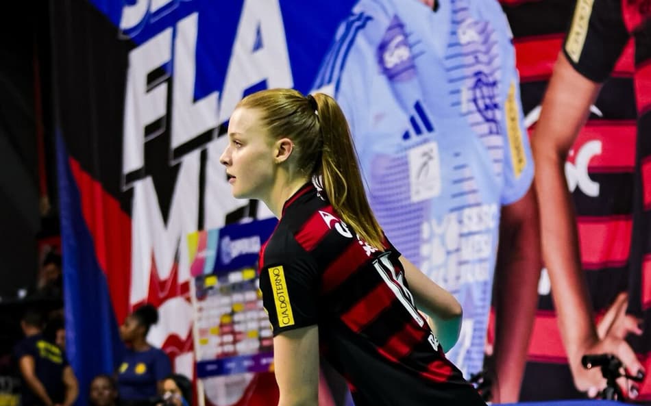 Masa Kirov saca em partida do Sesc RJ Flamengo na Superliga Feminina de Vôlei 2025/26