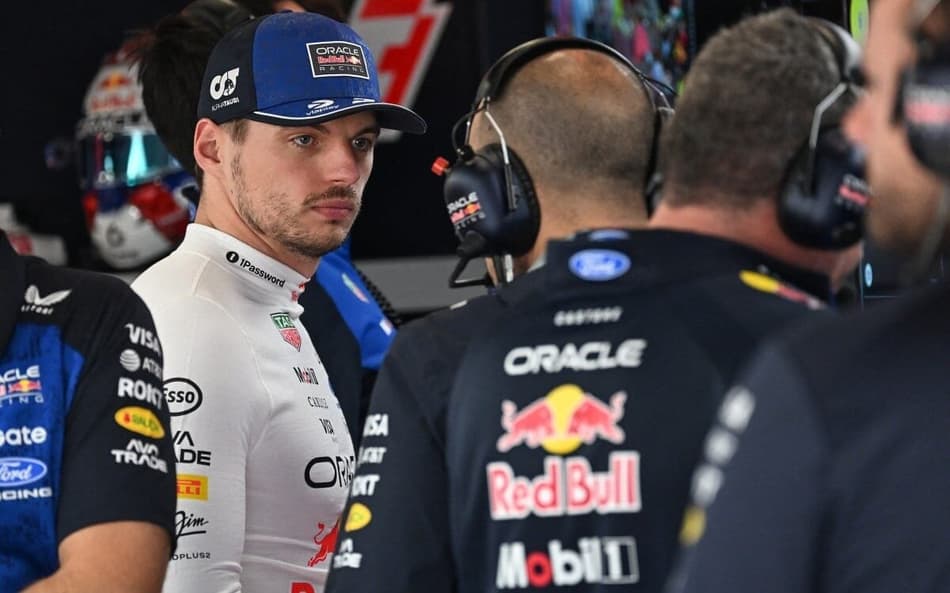 Max Verstappen, fora do carro, nos boxes do GP da Inglaterra da F1