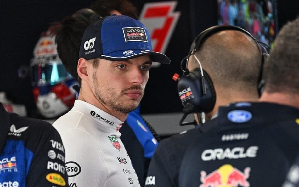 Max Verstappen, fora do carro, nos boxes do GP da Inglaterra da F1