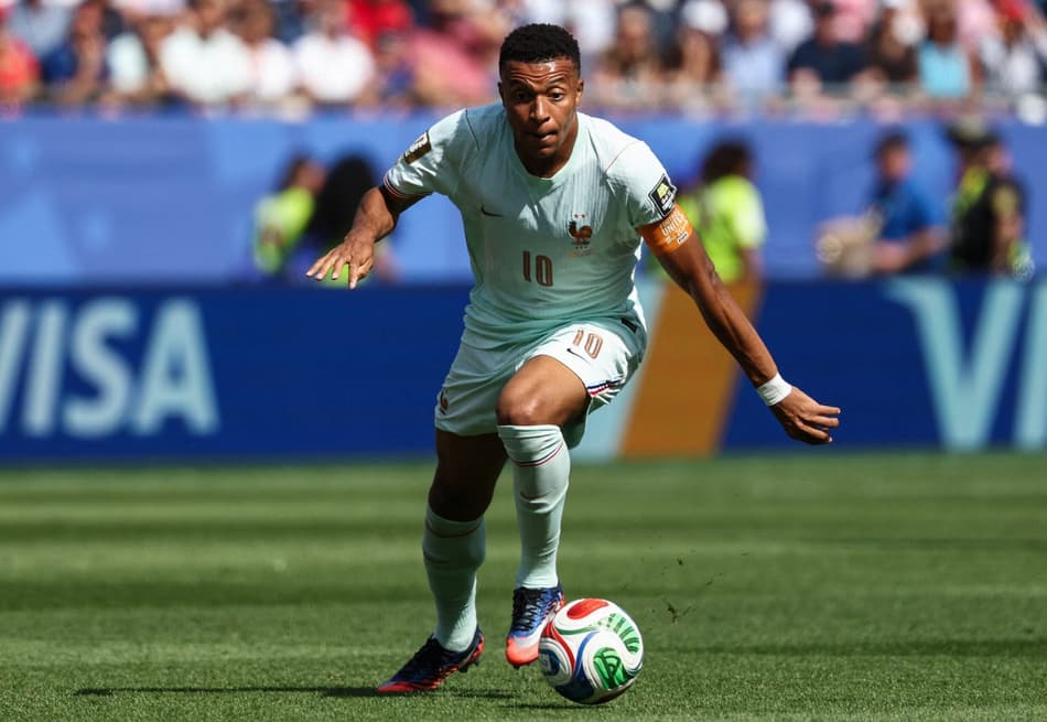 Mbappé atinge marca inédita em Copas e cola em recorde de Messi