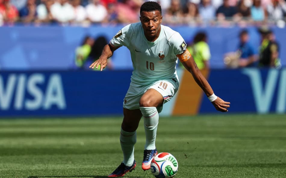 Mbappé conduzindo a bola em campo