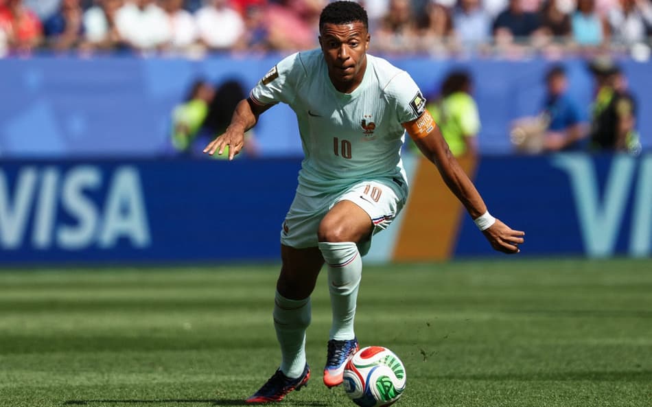 Mbappé conduzindo a bola em campo