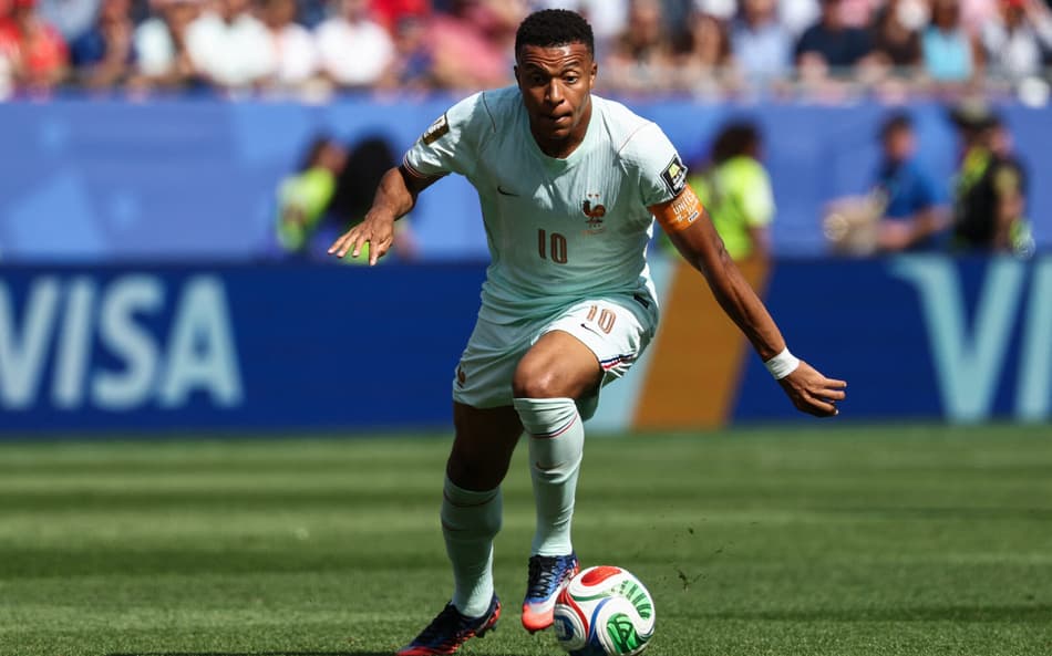 Mbappé conduzindo a bola em campo