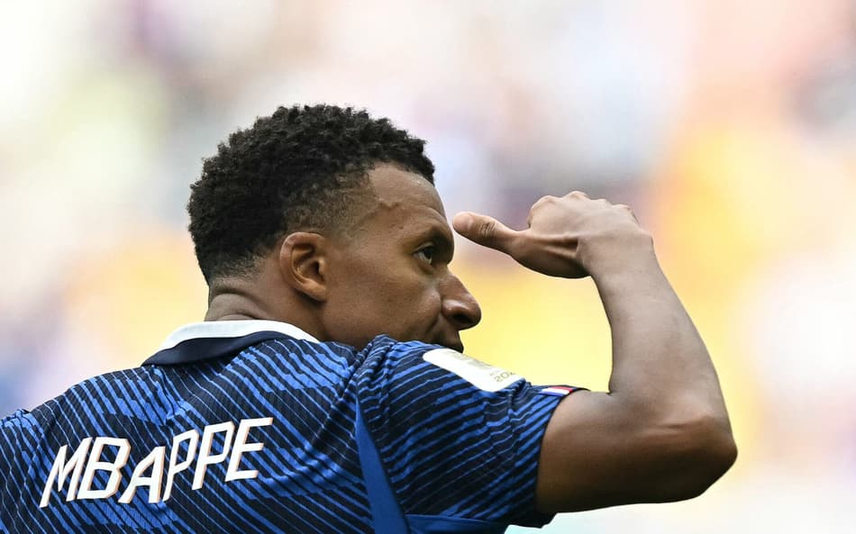 Mbappé comemorando gol
