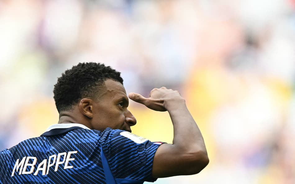 Mbappé comemorando gol