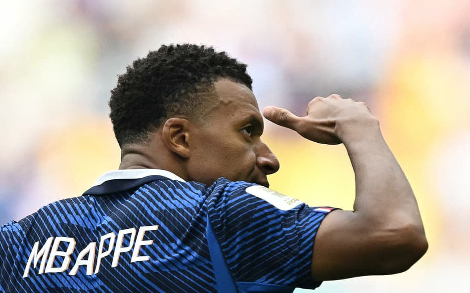 Mbappé comemorando gol