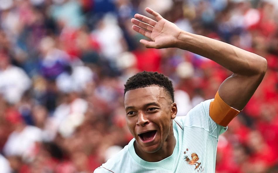 Mbappé comemorando